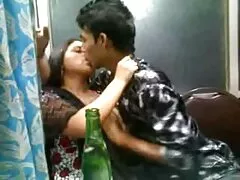 مردی با اراده ضعیف پاهای بلند یک دومینای بالغ را لیس كانال تلگرام سكسي می زند