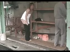 یک لزبین كانال گيف سكسي جوان بر روی بدن یک منحرف بزرگ سالخورده عصبانی شد