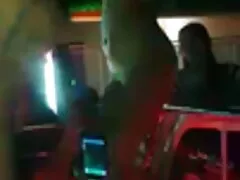 هنگامی که بیدمشک خود را نوازش می کند ، زن زیبا در چت كانال هاي سكسي در تلگرام وب کم پخش می شود