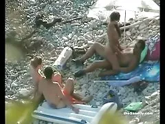 جنی جوراب شلواری را بدون جوراب شلواری می پوشد و كانال سكسي در تلگرام گربه خود را در انظار عمومی برق می زند