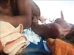 سبزه با جوراب ساق بلند یک دیک بزرگ را در سوراخ ها گرفت كانال تلكرام سكسي