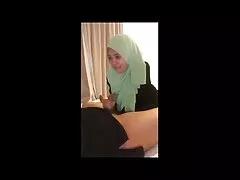 یک دختر زیبای آسیایی به مردی یک ماسک درجه كانال سكسي تلگرامي یک می دهد و دوستانش را برای کمک فرا می خواند