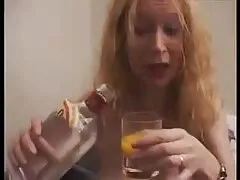 گربه ورزش را با یک توپ ژیمناستیک كانال سكسي تلگرامي انجام می دهد و حرکت تند و سریع انجام می دهد