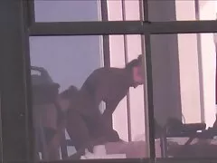 یک مرد كانال گيف سكسي کچل یک جوجه بزرگ در بیدمشک خود دارد